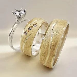 onjunto de argollas de matrimonio y anillo de compromiso en oro bicolor