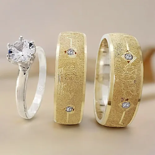 Set de anillo de compromiso y argollas de matrimonio en oro de 18K