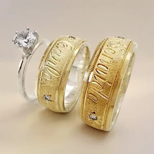 Elegantes argollas de matrimonio y anillo de compromiso con moissanitas