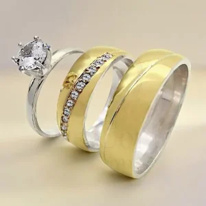 Anillo de compromiso y argollas de matrimonio con esmeraldas