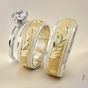 Set de anillo de compromiso y argollas de matrimonio con detalles intrincados